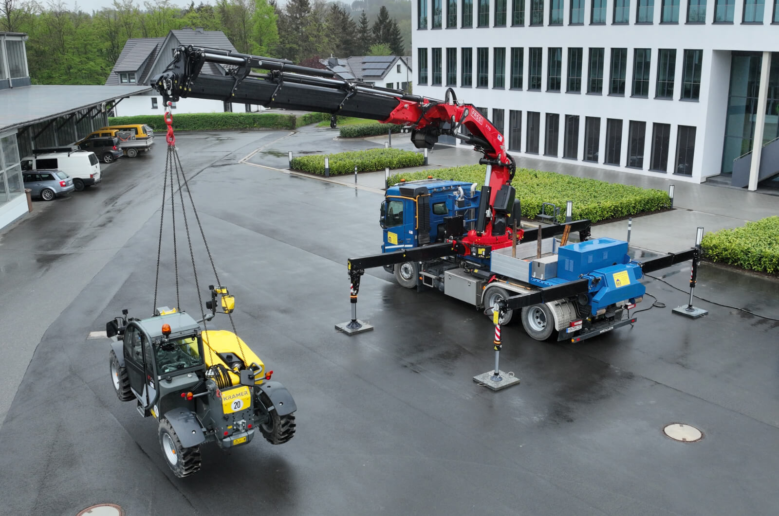 FASSI Ladekran auf Abrollcontainer-Chassis
